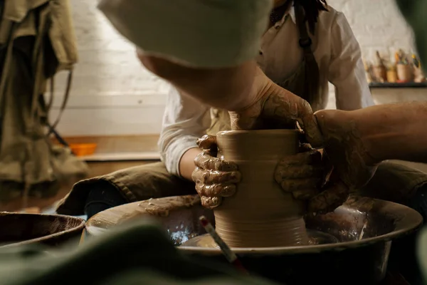 Keramik Verkstad Keramik Arbetar Med Keramik Hjul Produkt Tillverkad Lera — Stockfoto