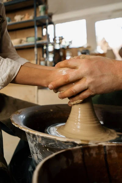 陶芸工房陶芸家は土製のろくろ製品で作品を制作しています — ストック写真