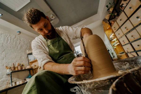 Potier Travaille Vase Argile Avec Couteau Potier Dans Atelier Poterie — Photo