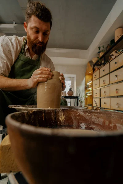 Laboratorio Ceramica Ceramista Che Lavora Con Argilla Sulle Mani Degli — Foto Stock