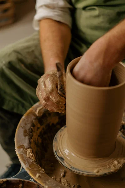 陶工车间陶工用粘土在陶工的轮式陶器工具上工作 — 图库照片