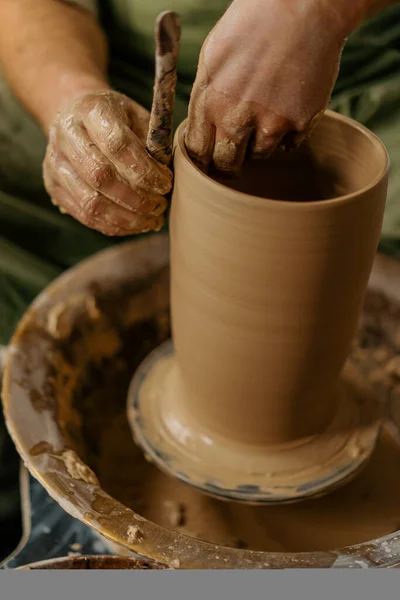 Potter Çömlek Atölyesi Çömlekçi Aletlerinin Üzerinde Kille Çalışıyor Elleri Kilden — Stok fotoğraf