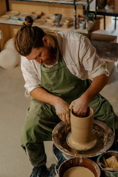 陶芸体験陶芸家がろくろで土を使って作品を作る陶芸体験 — ストック写真