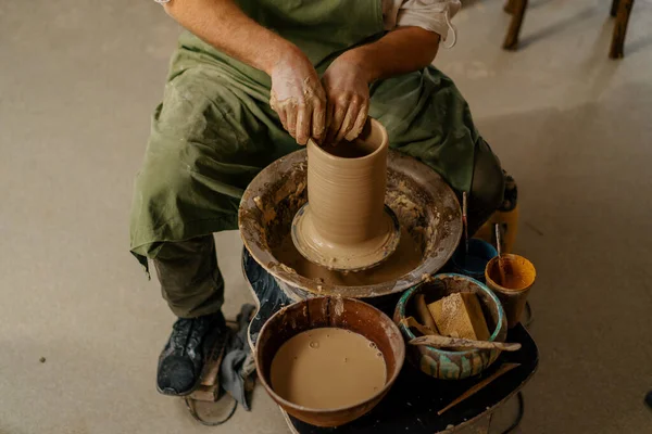 Oficina Cerâmica Oleiro Trabalha Com Argila Nas Ferramentas Cerâmica Roda — Fotografia de Stock