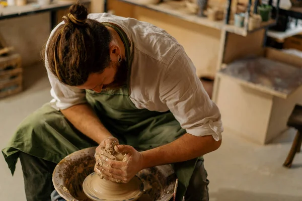 陶工车间陶工用粘土在陶工的轮式陶器工具上工作 — 图库照片