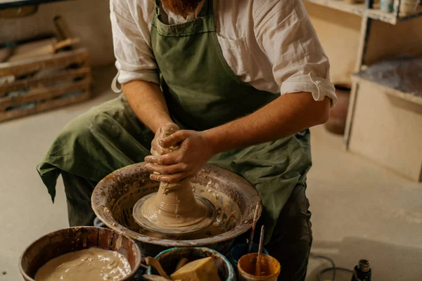 Çömlek Atölyesi Çömlekçi Çömlekçi Çanak Çömlek Aletlerinde Kille Çalışır — Stok fotoğraf