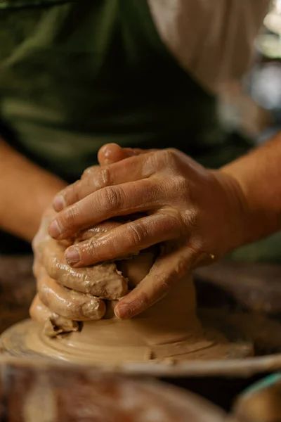 Warsztat Garncarski Potter Pracuje Gliną Kole Garncarskim Narzędzia Garncarskie Ręce — Zdjęcie stockowe