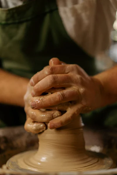 도공의 손안에 진흙으로 도공의 손안에 진흙을 가지고 작업하는 도공의 작업장 — 스톡 사진