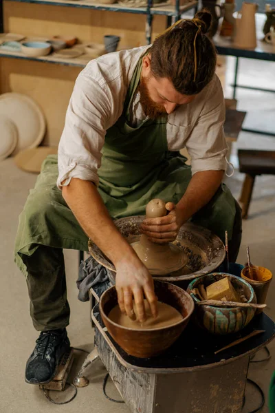 陶芸体験陶芸家がろくろで土を使って作品を作る陶芸体験 — ストック写真