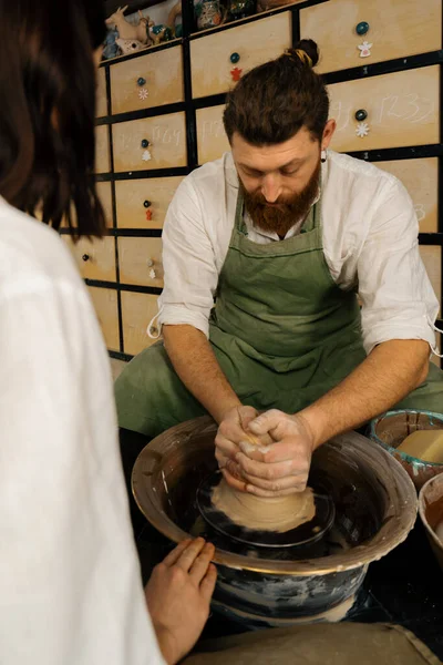 陶芸工房陶芸家は土製のろくろ製品で作品を制作しています — ストック写真