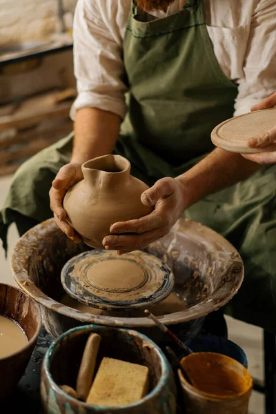陶器作坊一位陶工教学生用黏土夫妇的木壶做陶器 — 图库照片