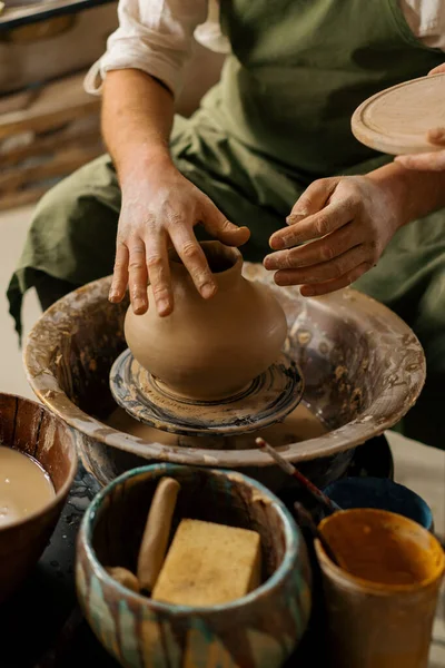 Laboratorio Ceramica Vasaio Insegna Allo Studente Scolpire Brocca Argilla Coppia — Foto Stock