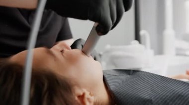 Diş hekimi hastanın dişlerini 3 boyutlu tarar.