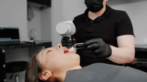 Odontoiatria Dentista Una Scansione Dei Denti Del Paziente — Video Stock