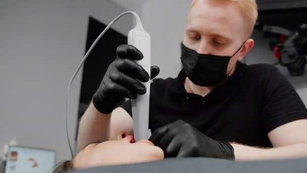 의사가 환자의 치아를 스캔합니다 — 비디오