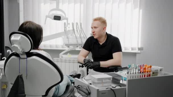 Οδοντίατρος Ασθενής Συνεννόηση Οδοντίατρο — Αρχείο Βίντεο