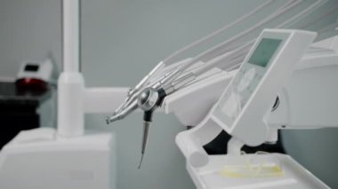 Masadaki dişçi aletlerinin dişçilik araçları