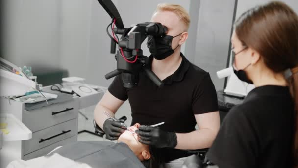 Clinique Dentaire Dentiste Examine Patient Souffrant Maux Dents Microscope — Video