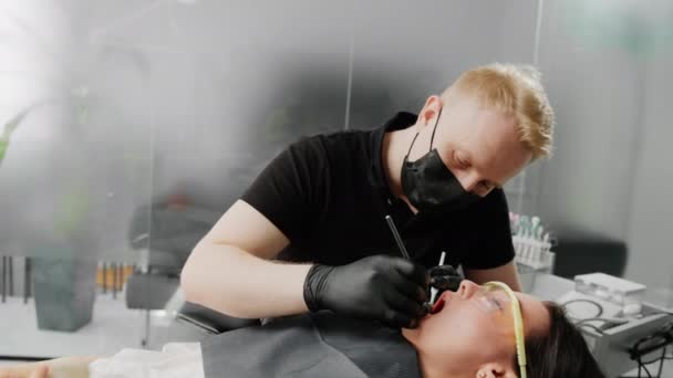 Стоматологічний Огляд Зубів Пацієнта — стокове відео