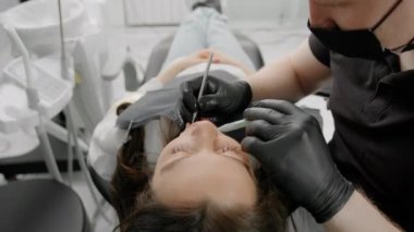 Hastanın dişlerinin muayenesi