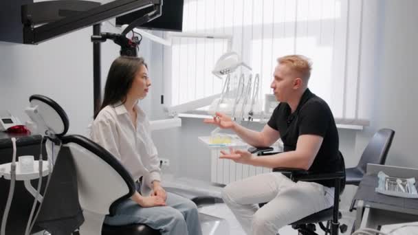 Paciente Odontología Consulta Con Dentista — Vídeo de stock