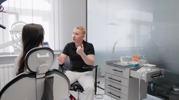 Пацієнт Стоматолог Консультацією Стоматологом — стокове відео