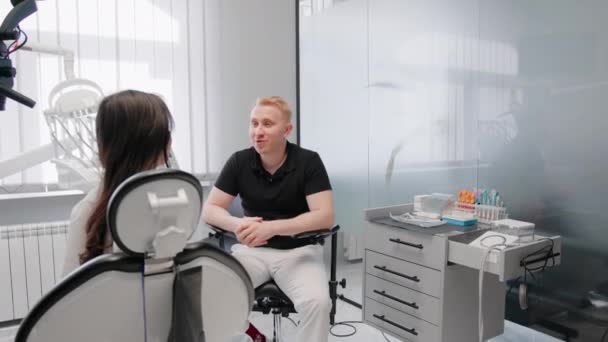 Пацієнт Стоматолог Консультацією Стоматологом — стокове відео