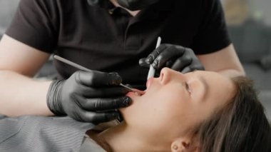 Hastanın dişlerinin muayenesi