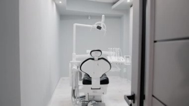 Diş hekimliği hastaların diş hekimliği kürsüsünü almadan önce boş