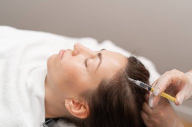 Güzellik uzmanları saç uzatmak için kafa derisine iğne yapar. Saç uzatmak için Mezoterapi ve kuaförde güçlendirmek için. Saç dökülmesine karşı bir prosedür.