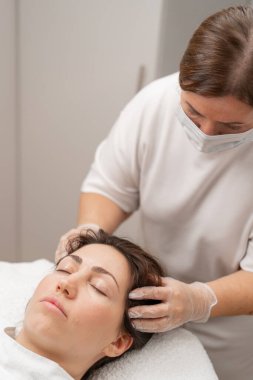 Güzellik uzmanları saç uzatmak için kafa derisine iğne yapar. Saç uzatmak için Mezoterapi ve kuaförde güçlendirmek için. Saç dökülmesine karşı bir prosedür.