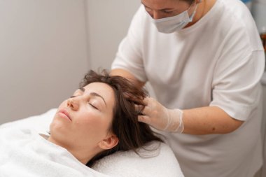 Güzellik uzmanları saç uzatmak için kafa derisine iğne yapar. Saç uzatmak için Mezoterapi ve kuaförde güçlendirmek için. Saç dökülmesine karşı bir prosedür.