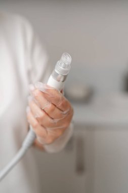 Kozmetikçinin araçlarında kozmetik prosedürü için aygıt çalışma alanı