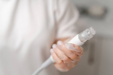 Kozmetikçinin araçlarında kozmetik prosedürü için aygıt çalışma alanı