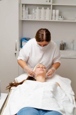 Bir kozmetik kliniğinde yüz hastasının cildini gençleştirmek için estetik ameliyat. Güzellik prosedürü uyguluyor.