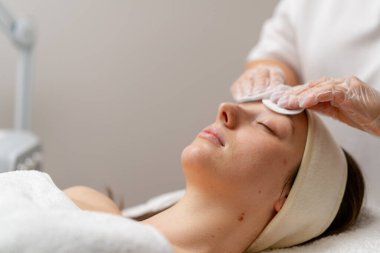 Bir kozmetik kliniğinde yüz hastasının cildini gençleştirmek için estetik ameliyat. Güzellik prosedürü uyguluyor.