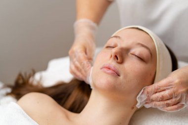 Bir kozmetik kliniğinde yüz hastasının cildini gençleştirmek için estetik ameliyat. Güzellik prosedürü uyguluyor.