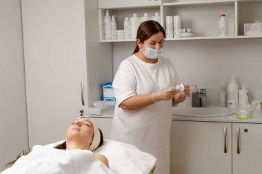 Bir kozmetik kliniğinde yüz hastasının cildini gençleştirmek için estetik ameliyat. Güzellik prosedürü uyguluyor.