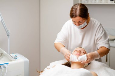 Bir kozmetik kliniğinde yüz hastasının cildini gençleştirmek için estetik ameliyat. Güzellik prosedürü uyguluyor.