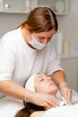 Bir kozmetik kliniğinde yüz hastasının cildini gençleştirmek için estetik ameliyat. Güzellik prosedürü uyguluyor.