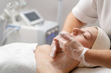 Bir kozmetik kliniğinde yüz hastasının cildini gençleştirmek için estetik ameliyat. Güzellik prosedürü uyguluyor.