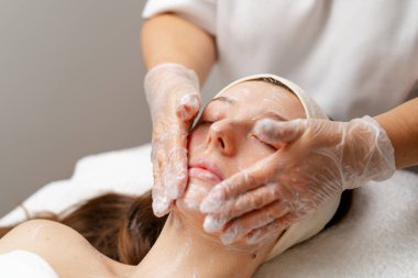 Bir kozmetik kliniğinde yüz hastasının cildini gençleştirmek için estetik ameliyat. Güzellik prosedürü uyguluyor.