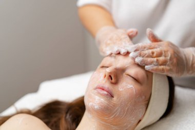 Bir kozmetik kliniğinde yüz hastasının cildini gençleştirmek için estetik ameliyat. Güzellik prosedürü uyguluyor.