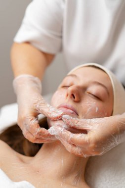 Bir kozmetik kliniğinde yüz hastasının cildini gençleştirmek için estetik ameliyat. Güzellik prosedürü uyguluyor.