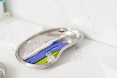 Kozmetikçinin araçlarında kozmetik prosedürü için aygıt çalışma alanı