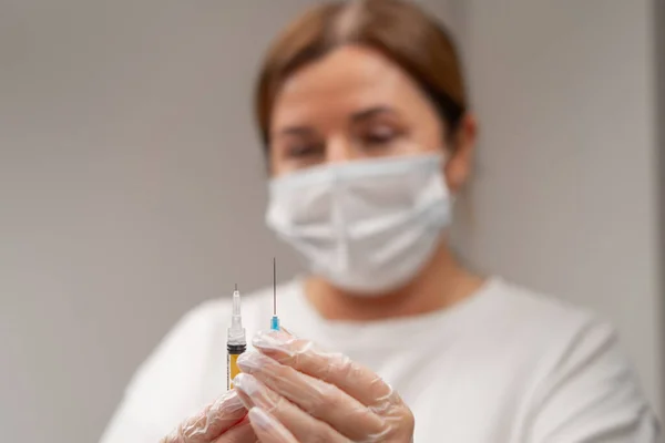 Händerna Kvinnlig Läkare Hand Hålla Spruta För Injektion Bakgrund Läkarmottagning — Stockfoto