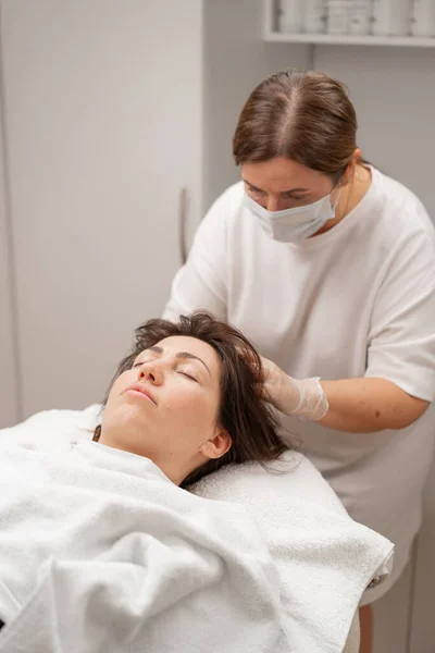 Kosmetik Dělá Injekce Pokožky Hlavy Pro Růst Vlasů Mezoterapie Pro — Stock fotografie