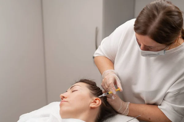 Een Schoonheidsspecialiste Maakt Injecties Hoofdhuid Voor Haargroei Mesotherapie Voor Haargroei — Stockfoto
