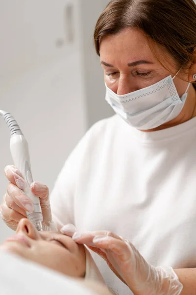 Beautician Gloves Conducts Vacuum Cleaning Polishing Face Skin Young Woman — Stock Photo, Image