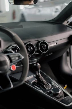 Arabada klima var. Havalandırma sistemini kapatın.